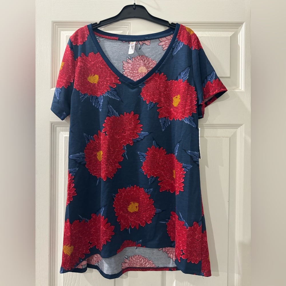 💙Bundle 2/$8 LuLaRoe casual top. Size medium. NWT